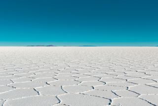 A imagem é uma foto do deserto de Salar de Uyuni , na Bolívia, onde o solo é feito de sal.