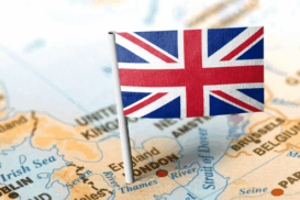 Mapa da Europa com destaque para o Reino Unido e uma pequena bandeira britânica fincada sobre Londres.