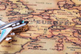 Mapa da Europa visto de perto, com um pequeno avião em miniatura pousado sobre ele